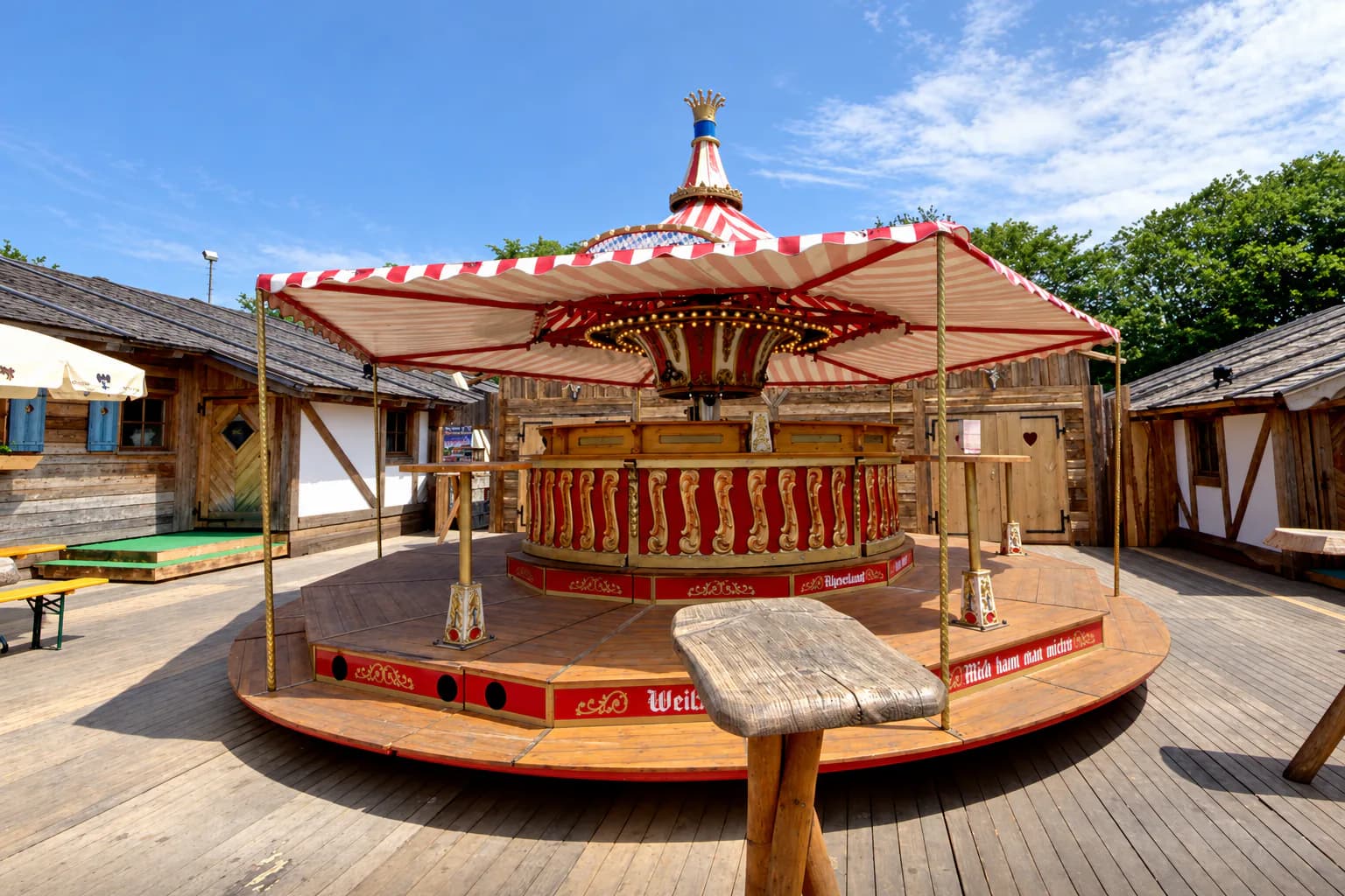 Das Nostalgie Karussell aufgebaut auf einem Hof, noch ohne Gäste