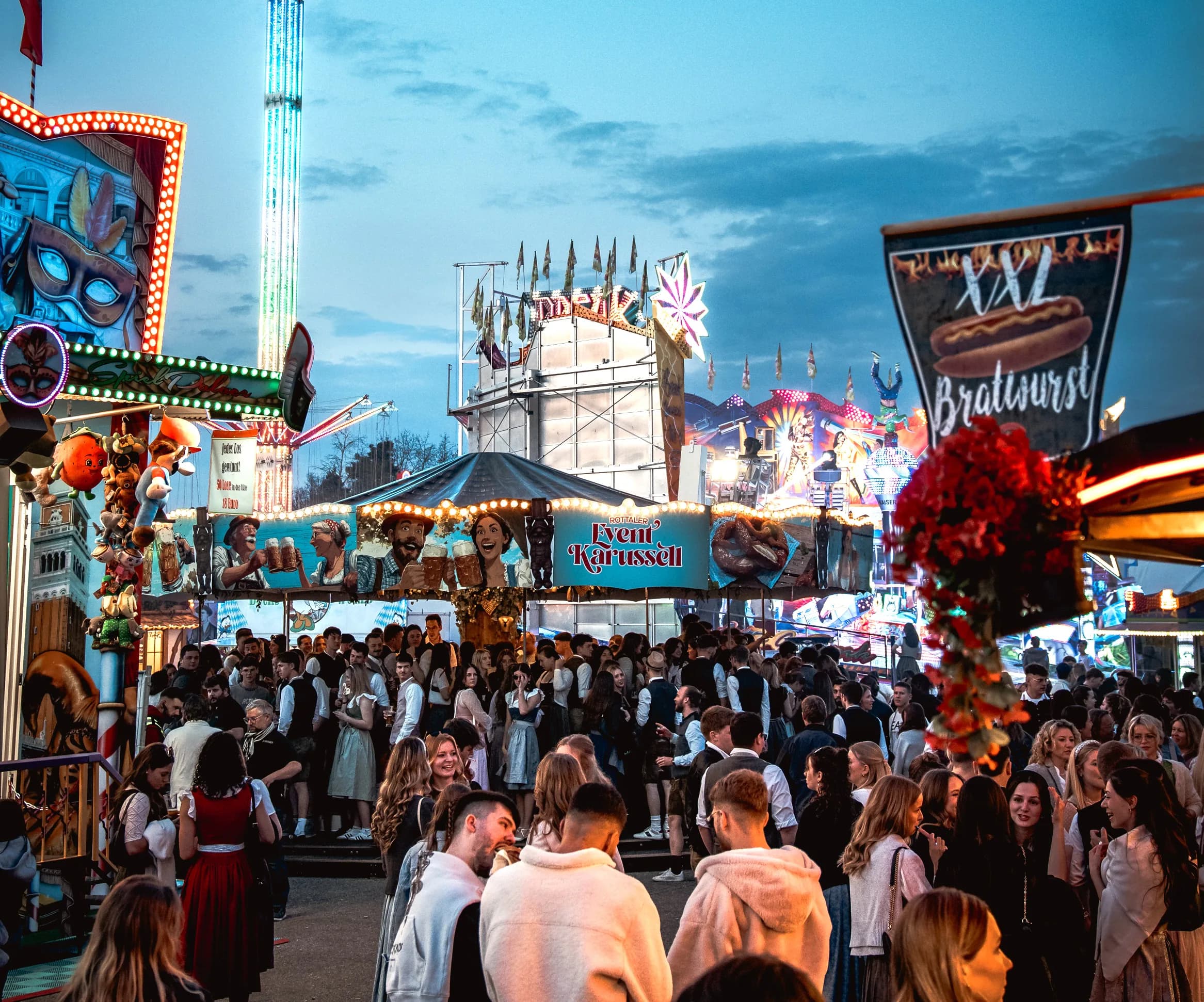 Das Rottaler Eventkarussell zwischen Fahrgeschäften auf dem Festplatz